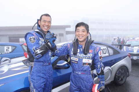 4일 일본 오이타현 오토폴리스 서킷에서 개최된 '2010 CJ헬로넷 슈퍼레이스' 대회에서 GM DAEWOO 레이싱팀 이재우 감독 겸 선수와 김진표 방송인 겸 선수