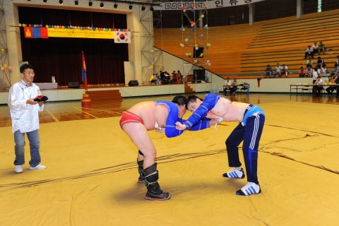 현대중공업 사내 체육관에서 몽골 근로자들이 전통씨름인 '버흐'를 하고 있다.