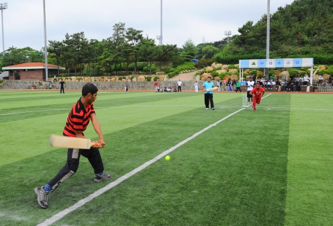스리랑카 근로자들이 서부축구장에서 크리켓 경기를 하고 있다.