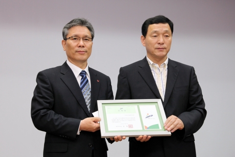 김철민 안산시장이 안산시 출자법인 경영평가에서 우수 기관으로 선정된 안산시시설관리공단 김현준 이사장에게 표창장을 수여하고 있다.