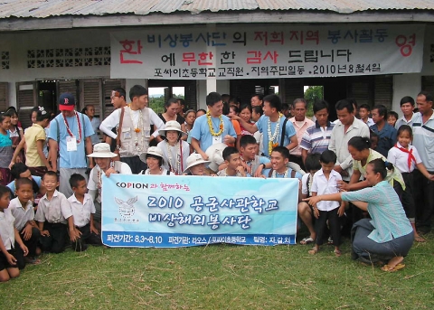'공사생도들이 화려한 환영식을 열었다'는 문제가 된 사진이다. 그러나 확인 결과 이곳 어린이들이 고마움을 표시하기 위해 실에 꿰어 만든 들꽃에 불과했다.