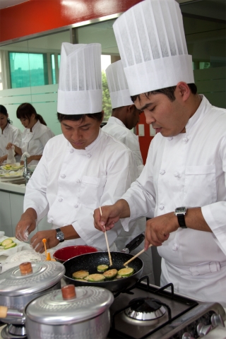 2010 미래를 여는 아시아 청소년캠프가 서울에서 열리고 있는 가운데, &#039;한류대사만들기 프로젝트_한국음식 만들기&#039;연수에서 미얀마 학생들이 호박전을 직접 만들어 보고 있다.