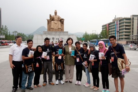 2010 미래를 여는 아시아청소년캠프가 서울에서 열리고 있는 가운데, 행사에 참가한 인도네시아의 찌아찌아족 청소년들이 광화문 광장 세종대왕 상 앞에서 기념촬영을 하고 있다. 최근 인도네시아 정부는 찌아찌아족의 한글문자 사용을 공식적으로 승인한 바 있다.