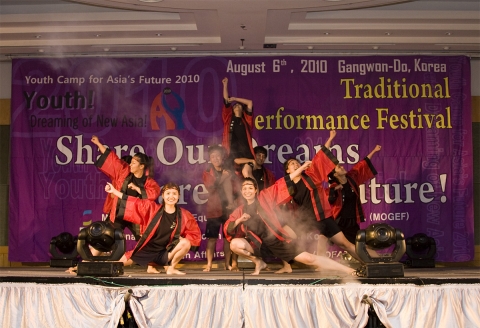 2010 미래를 여는 아시아 청소년캠프의 아시아 전통문화 페스티벌에서 일본 참가자들이 공연을 하고 있다.