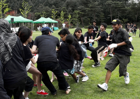 2010 미래를 여는 아시아 청소년캠프의 미니올림픽에서 23개국 아시아 청소년들이 줄다리기를 하며 즐거워하고 있다.