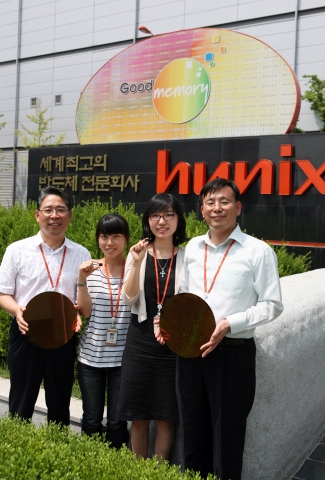 하이닉스 낸드플래시 전용 생산공장인 청주 M11에서 M11그룹장 이상선 상무(우측)와 Flash양산소자그룹장 안근옥 상무(좌측) 및 연구원들이 20나노급 64기가비트 낸드플래시 웨이퍼와 단품을 들고 있다.