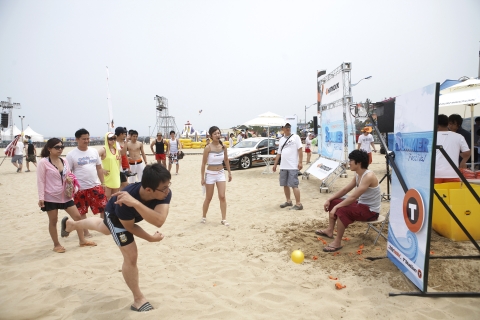 망상 해수욕장에서 진행된 한국타이어 ‘I ♥ Summer Festival’에 참가한 피서객들이 ‘서머 스프레쉬’ 게임을 즐기고 있는 모습