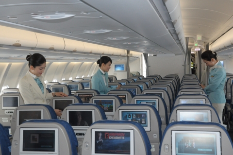 전 좌석 최첨단 AVOD가 장착된 A330-200 성능강화형 항공기 일반석 좌석에서 승무원들이 서비스를 준비하고 있는 모습