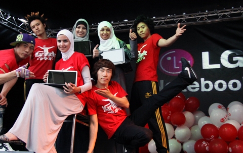 요르단 암만 레인보우스트리트서 열린 'LG노트북이 후원하는 한국문화 교류행사’에서 현지 지역민과 비보이팀 익스프레션 크루가 LG노트북을 들고 포즈를 취하고 있다.