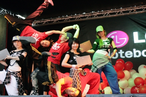 요르단 암만 레인보우스트리트서 열린 'LG노트북이 후원하는 한국문화 교류행사’에서 한국 비보이팀 익스프레션 크루가 LG노트북을 들고 포즈를 취하고 있다.