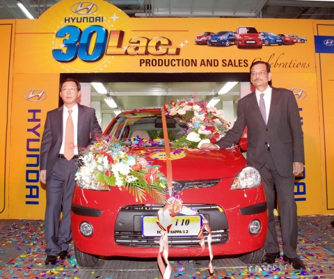 현대자동차 인도법인(HMI, Hyundai Motor India Ltd.)은 현지시간으로 4일(수) 오후 첸나이에 위치한 인도 제2공장 ‘i10’ 의장라인에서 법인 관계자들이 참석