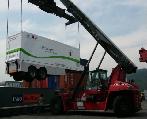 LG전자가 후원해 한국에서 제작한 인도 '라이프스그린클래스' 차량이 인도로 가기 위해 선적되고 있다.