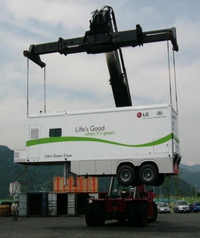 LG전자가 후원해 한국에서 제작한 인도 '라이프스그린클래스' 차량이 인도로 가기 위해 선적되고 있다.