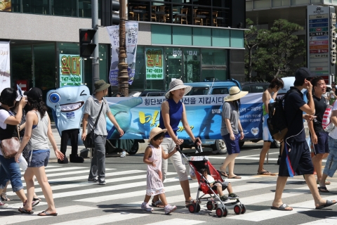 5일 해운대 해수욕장 횡단보도에서 부산아쿠아리움 직원들이 ‘정지선 지키기 캠페인’을 벌이고 있다.