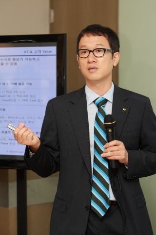 5일 광화문 사옥 6층에서 열린 KT 클라우드 사업 설명회에서 클라우드추진본부 서정식 상무가 클라우드 컴퓨팅 전략에 대해 발표하고 있다.