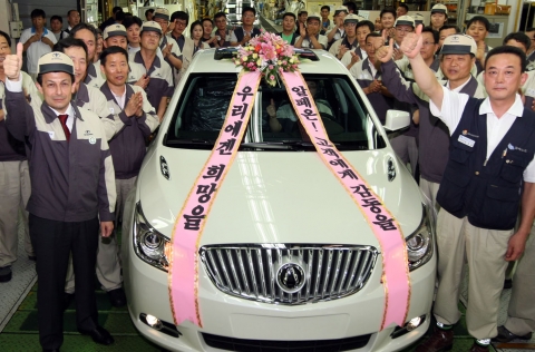 9일 오후 GM DAEWOO는 인천에 위치한 부평 2공장에서 마이크 아카몬 GM DAEWOO 사장(사진 왼쪽)과  금속노조 GM대우자동차지부 추영호 지부장(사진 오른쪽)을 포함 임