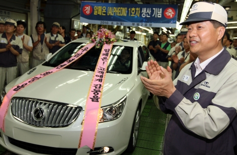 9일 오후 GM DAEWOO는 인천에 위치한 부평 2공장에서 마이크 아카몬 GM DAEWOO 사장(사진 왼쪽)과  금속노조 GM대우자동차지부 추영호 지부장(사진 오른쪽)을 포함 임