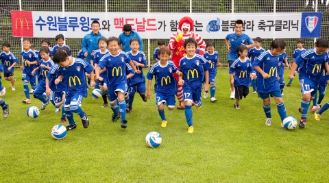 10일 경기도 수원월드컵경기장 연습구장에서 ‘로날드 맥도날드 일일 어린이 축구교실’에 참여한 수원지역 초등학생들이 수원삼성 프로 선수들과 함께 잔디밭을 뛰고 있다. (사진 좌로부터 김두현, 강민수, 조원희 선수)