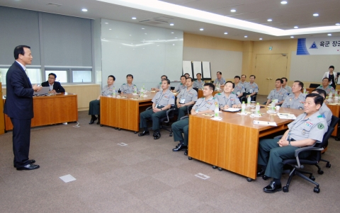 LG전자 김영기 부사장(사진 왼쪽)이 강의를 하고 있다.
