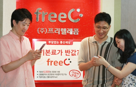 프리텔레콤과 엔타즈 직원들이 자사의 MVNO 서비스를 소개하고 있다.