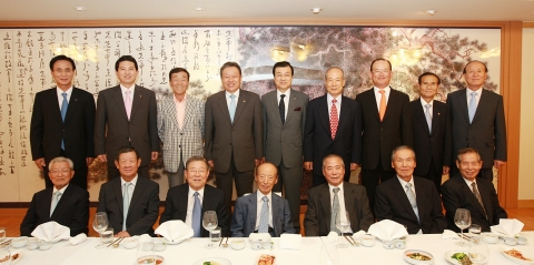 앞줄 왼쪽부터 이규증, 함태용, 류돈우, 문상철, 박동희, 박종석, 김광현 前 KB국민은행장. 뒷줄 왼쪽부터 민병덕 KB 국민은행장, 임영록 KB금융지주 사장, 김정태 前 KB국민