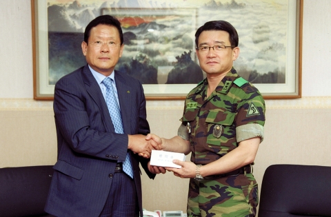 현대중공업 송강호 전무(사진 왼쪽)가 이재수 제 53사단장(사진 오른쪽)에게 위문금을 전달하고 있다.