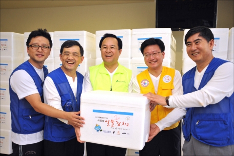 삼성전자 반도체사업부와 용인시, 화성시는 삼성전자 기흥•화성캠퍼스에서 '여름愛 알뜰김치' 행사를 갖고 총 12톤의 김치와 밑반찬을 지역 가정에 전달했다. 행사 후
