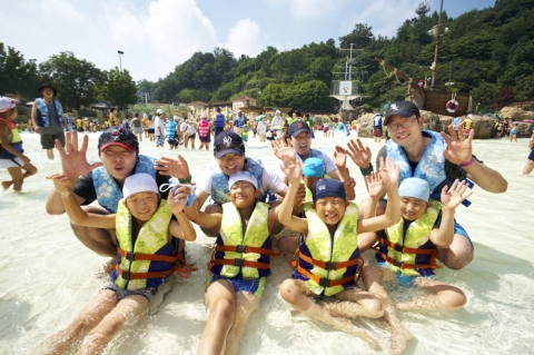 저소득층 자녀들이 캐리비안베이 물놀이 하는 모습