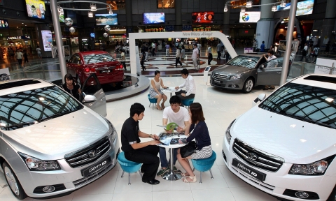 GM DAEWOO는 여름 휴가철을 맞아 8월 한달간 KTX 용산역 GM DAEWOO 테마라운지에 '라세티 프리미어 체험존'을 마련하고 무료시승 응모, 제품상담 등