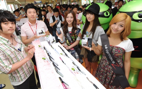 인기그룹 f(x), LG 옵티머스Z 띄우기 본격 나섰다