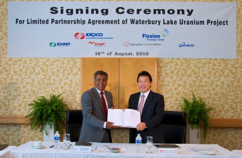 한전 변준연 부사장(사진 오른쪽)과 피션에너지(Fission Energy)社 데빈더 란드와(Devinder Randhawa) 회장의 계약서에 서명후 계약서를 들어보이고 있는 사진.