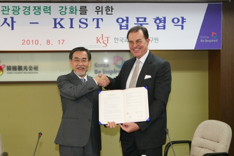 왼쪽부터 한국과학기술연구원 한홍택 원장, 한국관광공사 이참 사장