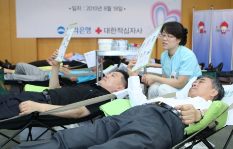 8월 18일 우리은행 본점에서 이종휘 은행장과 박상권 노조위원장을 비롯한 임직원들이 ‘사랑의 헌혈행사’에 참여해 헌혈을 하고 있다