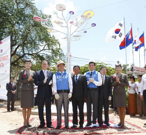 19일 (현지시각) 캄보디아 씨엠립 앙코르와트 주변 '한-캄보디아 우정의 도로(Cambodia-Korea Friendship Road)' 에서 아시아나항공 윤영두