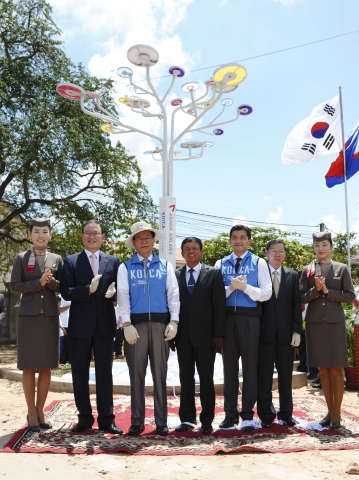 19일 (현지시각) 캄보디아 씨엠립 앙코르와트 주변 '한-캄보디아 우정의 도로(Cambodia-Korea Friendship Road)' 에서 아시아나항공 윤영두