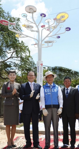 19일 (현지시각) 캄보디아 씨엠립 앙코르와트 주변 '한-캄보디아 우정의 도로(Cambodia-Korea Friendship Road)' 에서 아시아나항공 윤영두