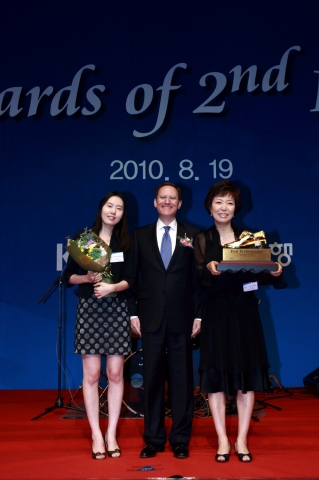 외환은행이 19일 오후 신라호텔(서울 장충동)에서 가진‘2010년 상반기 성과평가 시상식’에서 래리 클레인 은행장(가운데)이 개인부문 최우수영업점으로 선정된 신사동지점 직원들을 축
