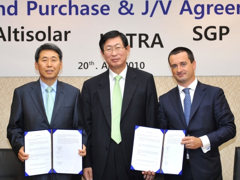 알티솔라의 김문영 회장(왼쪽), KOTRA 조환익 사장(가운데)과 SGP社의 쟌 게라르도 아프릴레(오른쪽)이 MOA 체결 후 기념촬영을 하고 있다.