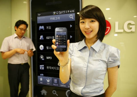 LG U+(부회장 이상철 / www.lguplus.co.kr)가 콘텐츠를 자유롭게 사고 팔 수 있는 개방형 콘텐츠 마켓인 ‘OZ스토어’를 오픈한다. 사진은 고객들이 OZ스토어에 접