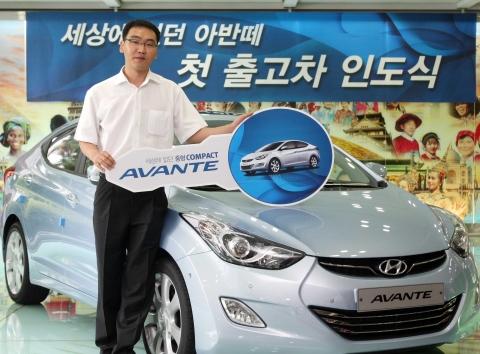 서울 종로지점 첫 출고 고객 마건두씨.