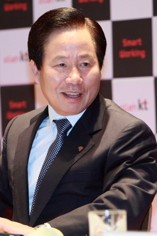 KT 석호익 부회장이 기자간담회에서 KT의 스마트워킹 추진전략에 대해 설명하고 있다. 
(23일 세종로 KT 올레스퀘어)