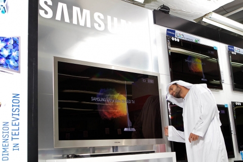 중동  아부다비의 전자상가 Mina Costless를 찾은 고객들이 삼성전자의 명품 풀HD 3D LED TV 9000 시리즈를 살펴보고 있다. 삼성TV는 3D TV의 시장 창출과 