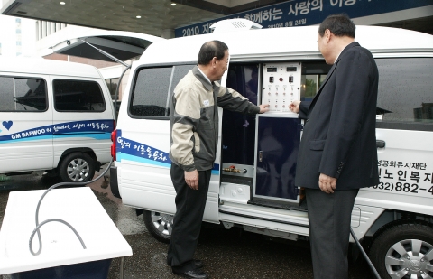 지엠대우한마음재단이 인천에 거주하는 독거노인과 장애인들을 위해 '다마스 이동목욕'차량 3대를 인천사회복지기관 및 시설에 기증했다. 24일 GM DAEWOO 부평본