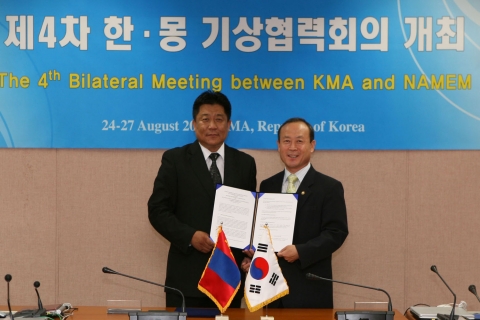 전병성 한국기상청장(오른쪽)과 엥크투브신 몽골기상청장(왼쪽)은 서울에서 열린 제4차 한몽 기상청장 회의에서 몽골 고비사막 서쪽지역에 추가로 황사 관측탑을 설치하는데 합의하고 합의서