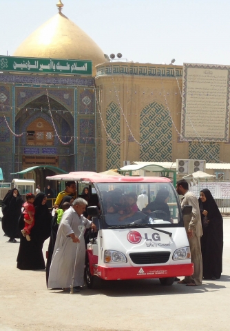 시아파 이슬람교도들의 최대 성지중 하나로 꼽히는 '이맘 알리 사원(Imam Ali Shrine)' 앞에서 순례객들이 LG전자가 운행하는 전기자동차에 탑승하고 있다
