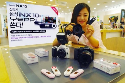 삼성전자가 가을 여행을 떠나는 고객들을 위해 삼성NX10 구입시 여행 필수 아이템인 MP3 플레이어를 제공하는 이벤트를 9월 30일까지 진행한다. 사진은 삼성 디지털프라자 서초점에