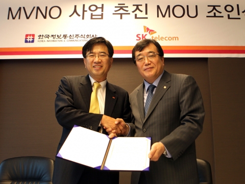SK텔레콤 배준동 마케팅부문장(좌)과 한국정보통신 김철호 사장(우)이 데이터 MVNO 사업을 위한 MOU체결 후 협약서를 들고 있다.