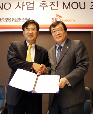 SK텔레콤 배준동 마케팅부문장(좌)과 한국정보통신 김철호 사장(우)이 데이터 MVNO 사업을 위한 MOU체결 후 협약서를 들고 있다.