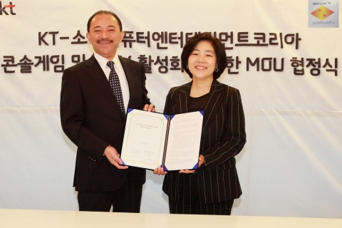 KT 홈고객전략본부장 송영희 전무(오른쪽)와 소니컴퓨터엔터테인먼트코리아 카와우치 시로 대표이사(왼쪽)이 25일 서초동에 위한 KT 올레캠퍼스에서 콘솔게임 및 IPTV 활성화를 위한