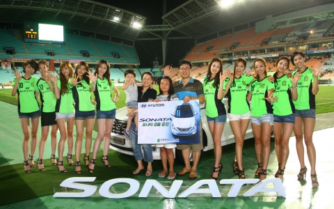 경기 직후, 쏘나타 경품 당첨고객과 2010 슈퍼모델들이 함께 기념촬영을 하고 있는 모습.